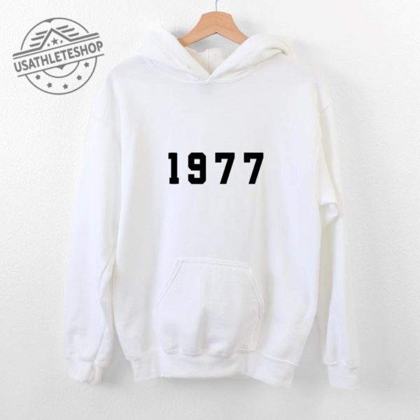 1977 Hoodie 47Th Birthday Gift Vintage Born In The 70S Sweatshirt usathleteshop 1